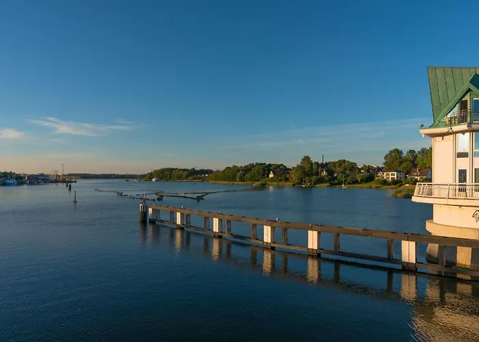 Harbour Lodge: Meerblick, Terrasse, Balkon, Finnische Sauna, Kaminofen Lägenhet Olpenitz